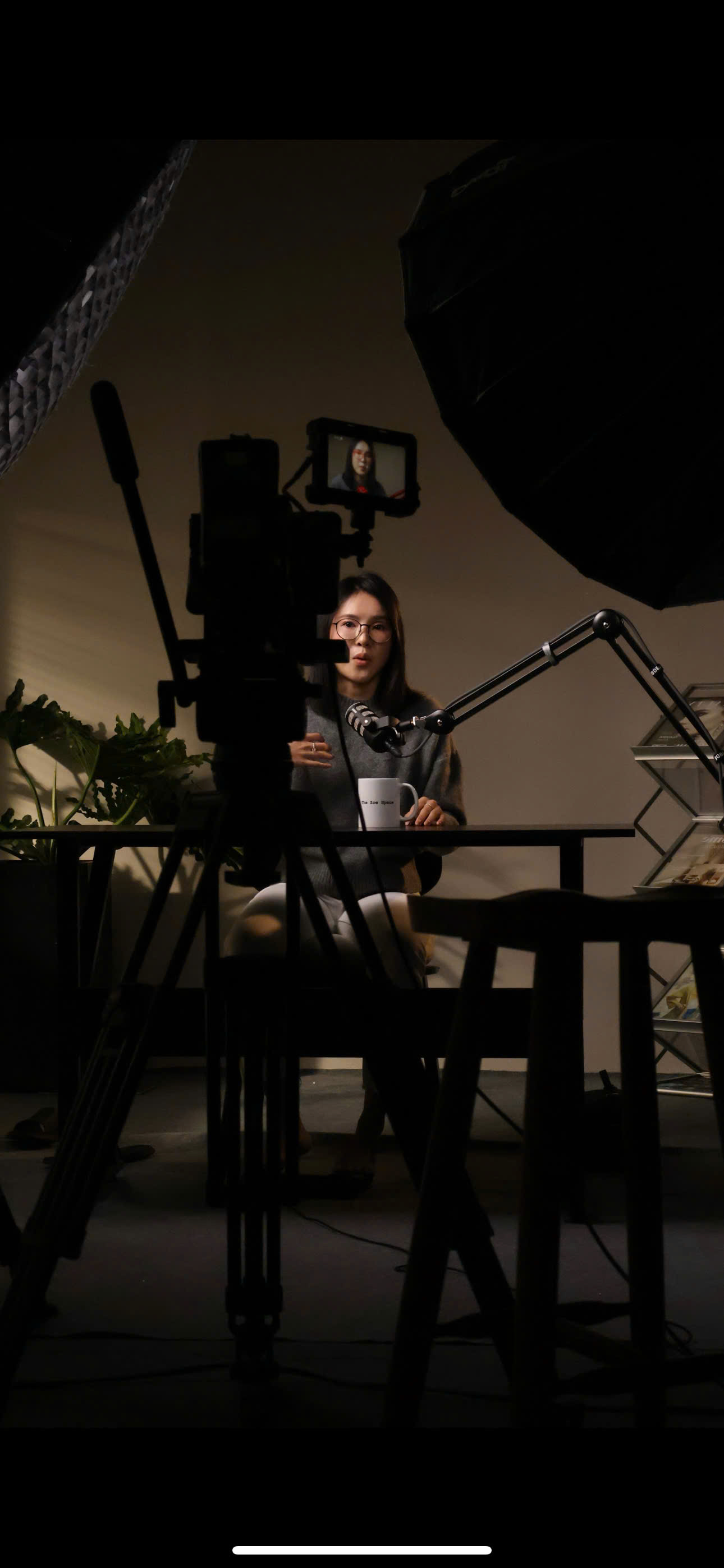 Tiền đang đứng ở vị trí nào trong lúc bạn làm nội dung?
Có một khác biệt rất rõ, nhưng nhiều người không để ý. Khi mục tiêu kiếm tiền đi trước, bạn bắt đầu bắt mình phải nhanh hơn, phải đúng trend hơn, phải nói những thứ dễ được chú ý hơn. Nội dung lúc này không sai, nhưng nó sẽ trở nên gấp, và khi nó gấp, thì rất khó để tạo ra cái chạm thật.
Có một kiểu nội dung càng ngày càng nhiều. Người ta sẵn sàng làm mọi thứ để tạo tranh cãi, để kéo tương tác, để được chú ý. Bề ngoài, đó là chiến lược, nhưng nếu nhìn kỹ hơn, đó không chỉ là cách làm nội dung, mà là trạng thái bên trong của người đang làm.
Một người biết rõ mình đang đứng ở đâu, thường không cần tạo ra sự nhiễu loạn trong cộng đồng để được nhìn thấy. Còn khi bên trong chưa ổn, thì nội dung họ tạo ra cũng chỉ là một cách khác để thể hiện sự rối đó. Và điều đáng nói là: sự nhiễu loạn đó không dừng lại ở nội dung.
Nó bắt đầu lan sang cách họ suy nghĩ, cách họ phản ứng, cách họ nhìn nhận mọi thứ trong cuộc sống. Ban đầu, họ dùng nội dung để tạo ra sự chú ý. Nhưng dần dần, họ phải sống trong chính nhịp đó. Phải giữ nó, phải đẩy nó lên, phải tiếp tục gây ra một thứ gì đó đủ "ồn" để không bị chìm xuống. Để rồi đến một ngày quay nhìn lại, lại thấy chán ghét chính thứ mình từng tạo ra. Vì biết rõ lúc đó mình không làm từ chính mình.
Ngược lại, khi bạn làm nội dung với một tâm thế đủ đầy, không cần chứng minh, không cố gây ấn tượng để được yêu thích hay trở thành một ai đó thì nội dung của bạn sẽ ở một trạng thái rất khác. Không ồn ào, nhưng nó "lực", và vì "lực" nên nó chắc chắn sẽ "vang", người cần nghe sẽ tự tìm đến. Tiền lúc này không còn là mục tiêu nữa, tiền trở thành phần thưởng cho sự nghiêm túc và bền bỉ của bạn.